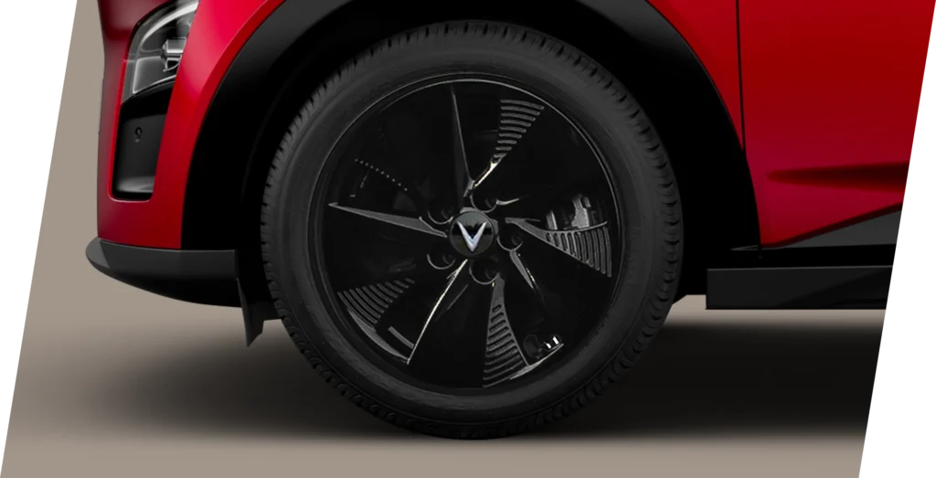 Eksterior VF 7 - With 19-inch alloy wheels, the VF 7 Plus exudes a powerful, sporty vibe.